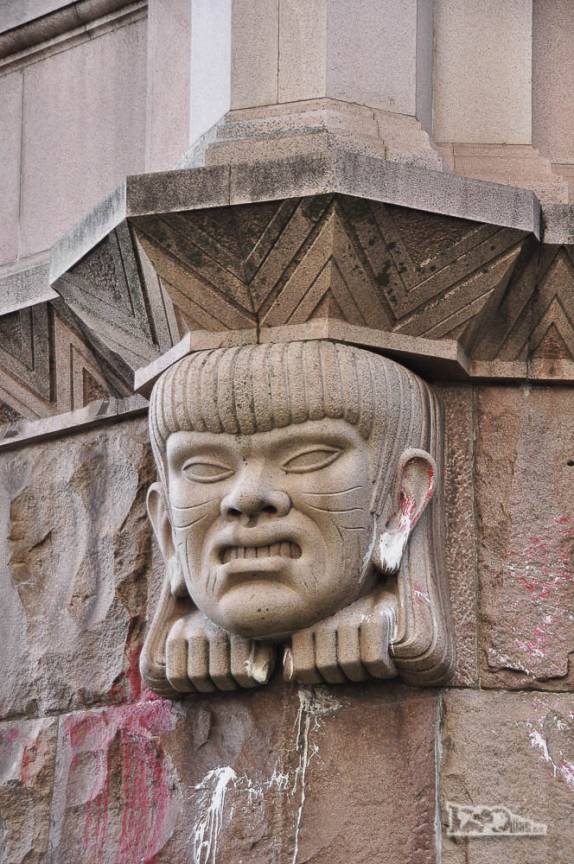 Detalhe na arquitetura não deixa dúvidas sobre em cima de quem os colonizadores ergueram suas obras (em Porto Alegre, no Rio Grande do Sul)